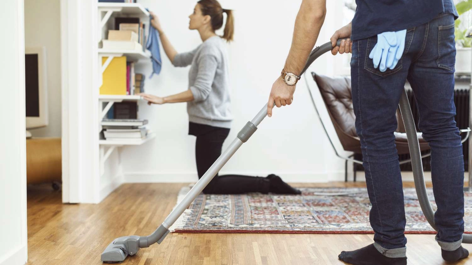 le-donne-tradizionalmente-si-sobbarcano-un-carico-di-lavori-domestici-maggiore-rispetto-agli-uomini